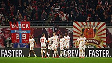 Fotbalisté Lipska se radují z gólu Loise Opendy proti Dortmundu.