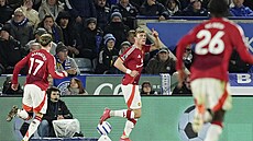 Rasmus Höjlund se raduje z trefy v utkání s Leicesterem.