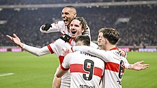 Radost fotbalistů Stuttgartu po gólu do sítě Leverkusenu.