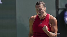Aryna Sabalenková se povzbuzuje ve finále turnaje v Indian Wells.