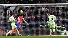 Julian Alvárez se prosazuje v utkání s Barcelonou.