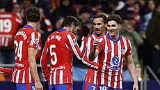 Radost fotbalist� Atlética Madrid po vedoucí tref� v utkání s Barcelonou.