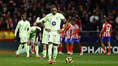 Skleslý Raphinha po inkasované brance v utkání s Atléticem Madrid.