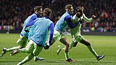 Náhradníci Barcelony nahání Lamina Yamala po jeho gólu proti Atléticu.