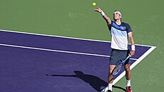 Britský tenista Jack Draper podává ve finále turnaje v Indian Wells.