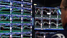 Obchodník pracuje na newyorské burze (NYSE) p�i pond�lním zahajovacím zvon�ní....