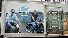 Reklama na tequilu zna�ky Casamigos s Georgem Clooneym a Rande Gerberem v...
