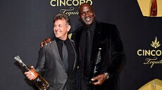 Basketbalista Michael Jordan (vpravo) bhem slavnostního uvedení vlastní znaky...