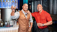 Dwayne �The Rock� Johnson p�ipíjí se svou voskovou figurínou v muzeu Madame...