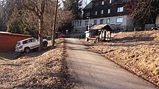 Mercedes se samovoln� rozjel z kopce.