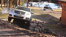 Mercedes se samovoln� rozjel z kopce.