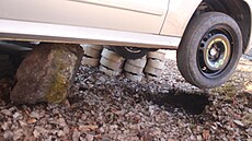 Mercedes se samovoln� rozjel z kopce.