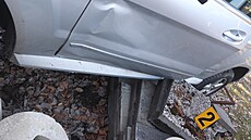 Mercedes se samovoln� rozjel z kopce.