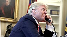 Americký prezident Donald Trump tři telefonním hovoru s irským premiérem Leo...