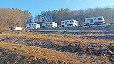 Svah s novými domy na Zlínských Pasekách. (bezen 2025)