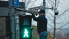 Instalace sledujících kamer nad p�echod v �anghaji. . 3. b�ezna 2025)