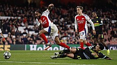 Anglický fotbalista Raheem Sterling (vlevo) v akci b�hem utkání Ligy mistr�...