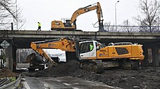 V Ostrav� za�ala oprava mostu na velmi frekventované Rudné ulici nad dal�ím...