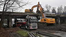 V Ostrav� za�ala oprava mostu na velmi frekventované Rudné ulici nad dal�ím...