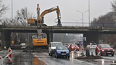 V Ostrav� za�ala oprava mostu na velmi frekventované Rudné ulici nad dal�ím...