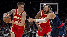 Vít Krej�í z Atlanty (vlevo) se sna�í obejít Amira Coffeyho z Los Angeles...