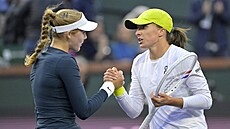 Polka Iga �wiateková (vpravo) a Ruska Mirra Andrejevová si podávají ruce po...