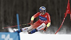 �výcar Marco Odermatt jede první kolo ob�ího slalomu v Hafjellu.