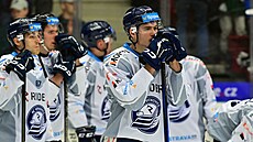 Hokejisté Vítkovic stojí smutn na led po vyazení v pedkole play off.