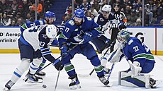 Filip Hronek bojuje p�ed brankou Vancouveru o kotou�.