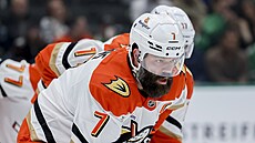 Radko Gudas se p�ipravuje na vhození puku na led.