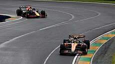 Lando Norris ped Maxem Verstappenem bhem Velké ceny Austrálie.