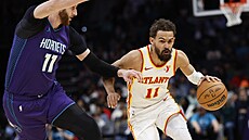 Trae Young brán�ný Jusufem Nurki�em.