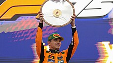 Lando Norris s trofejí pro vít�ze Velké ceny Austrálie.