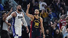 Stephen Curry slaví úsp�nou trojku v utkání proti Sacramentu.