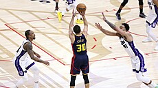 Stephen Curry st�ílí zpoza oblouku.