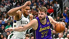 Luka Don�i� brán�ný Janisem Adetokunbem.