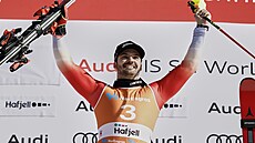 výcar Loic Meillard slaví triumf ve slalomu v Hafjellu.