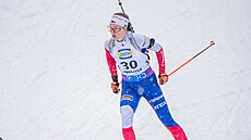 Jessica Jislová v hromadném závodu biatlonistek.