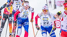 Jessica Jislová a Tereza Voboníková v hromadném závodu biatlonistek.