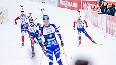 Tereza Voboníková a Jessica Jislová sprintují o patnácté místo.