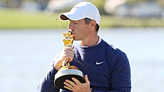 Rory McIlroy s trofejí pro vít�ze Players.
