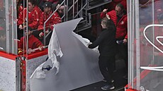 Po�adatelé p�iná�í nové plexisklo.
