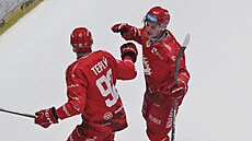 Petr Sikora a Michal Teplý se radují z branky Tince.