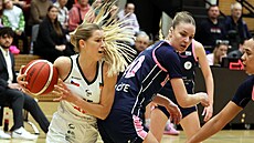 Ostravská rozehrávaka Nikola Kovaíková se snaí obejít Amelii de Preuxovou ze...