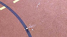 Mladík házel vají�ka i na tartanové h�i�t� u �koly.