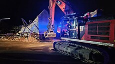 U z�ícené stodoly pracovala i speciální technika hasi��.