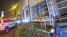 Lidé p�ivolali strá�níky k opilému mu�i v Pekárenské ulici.