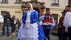 Šéfka poslanců ANO Alena Schillerová ochotně pózovala fototgrafům v kroji,...