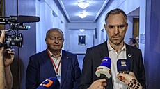 Pedseda Pirát Zdenk Hib a expert strany Vladimír Votápek ped jednáním...