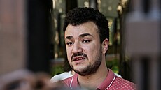 Mahmúd Chalíl mluví na Kolumbijské univerzit v New Yorku s médii. (1. ervna...